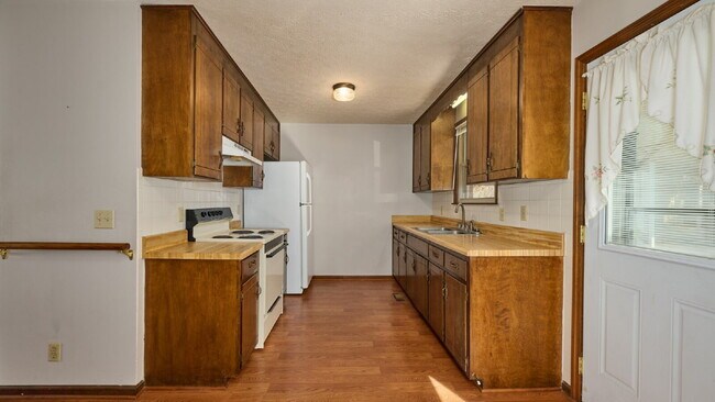 Building Photo - For Rent: 3BR, 1 1/2BA house (Please speak...