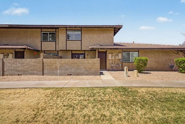 Building Photo - South Tempe 3BR Townhome w/ Private Yard, W/D & Parking