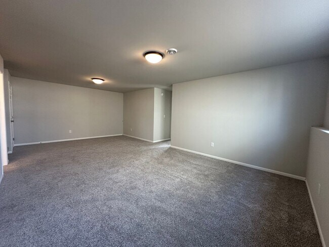 Building Photo - 4-Bedroom, 2-Bathroom Twin Home in South Fargo!