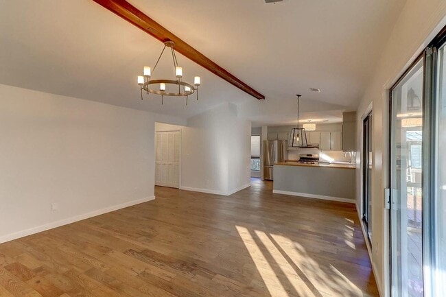 Building Photo - Beautiful 3 BR/2 BA home available in the ...