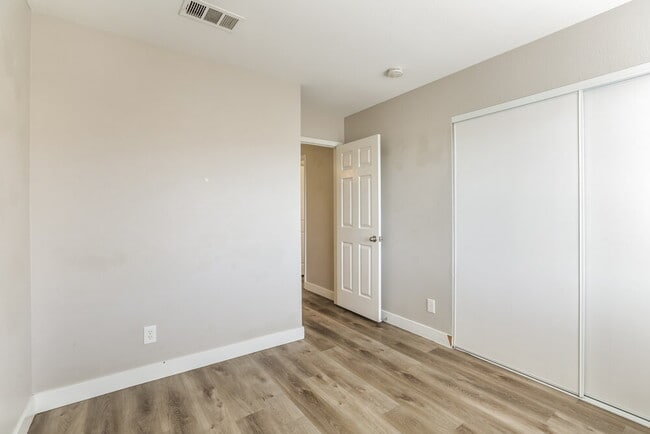 Building Photo - 2435 Sunset Peak St