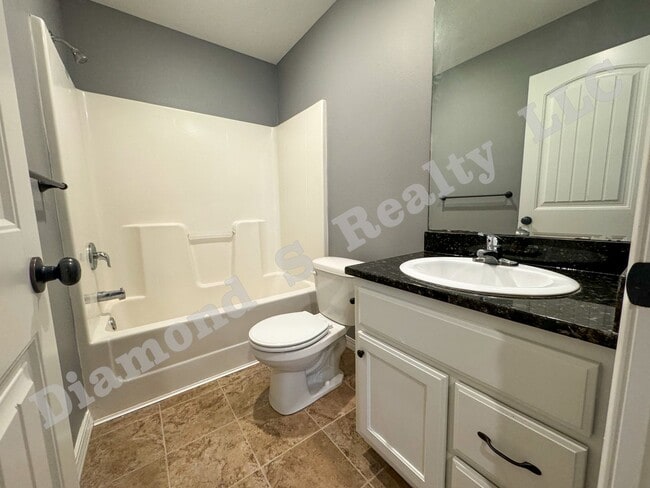 Building Photo - Updated 4 Bed Duplex close to MSU and Down...