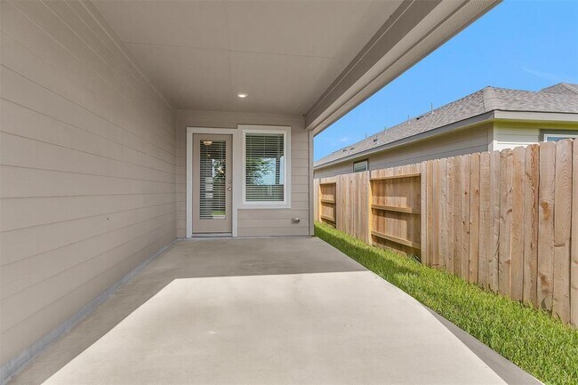 Building Photo - 38710 Yellowstone Dr
