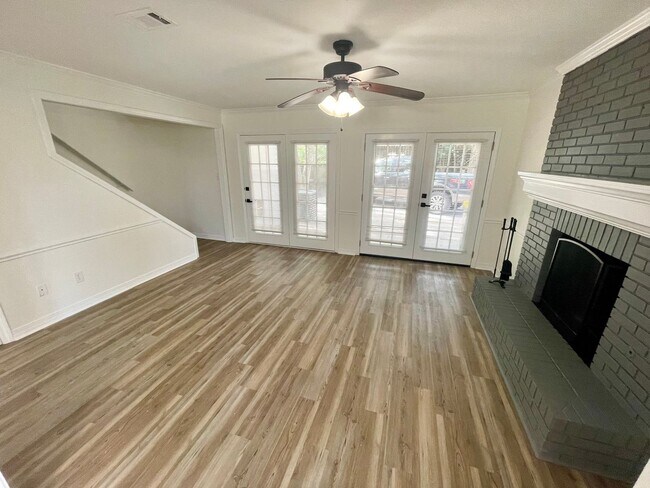 Building Photo - 2 Bed 1 Bath Townhome Available in NE Jack...