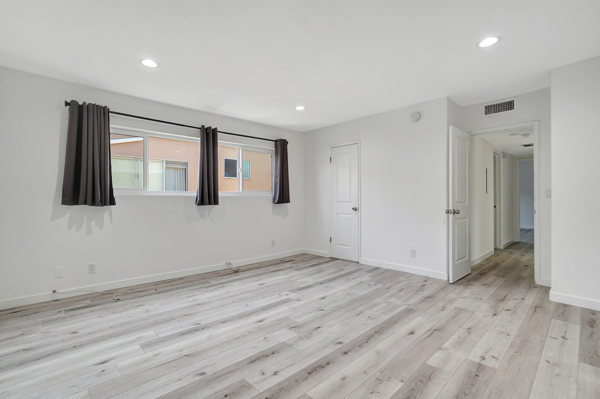 Building Photo - 10823 Camarillo St