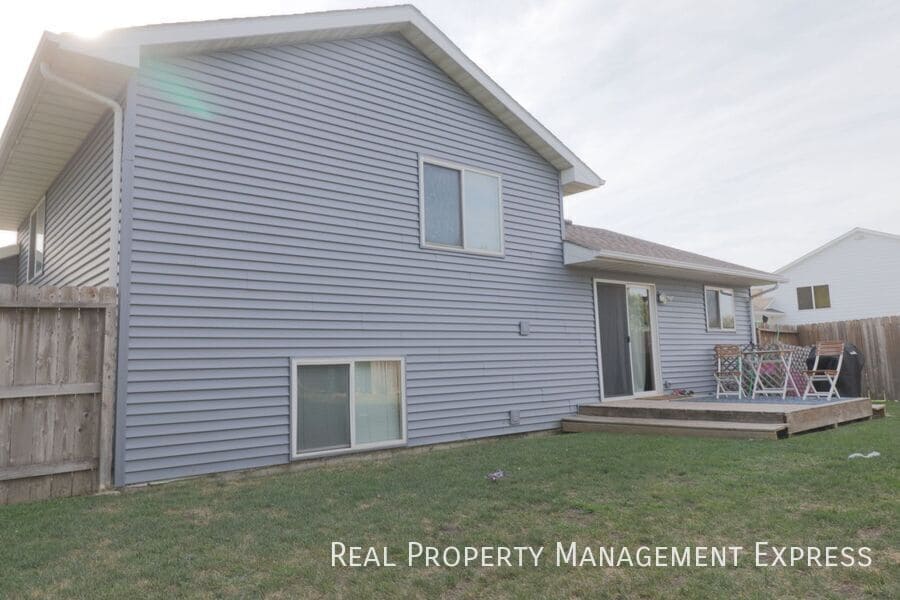 Building Photo - 3 Bed 2 Bath home with Double Garage