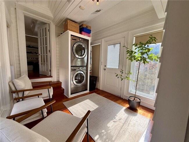 Building Photo - 367 Benefit St