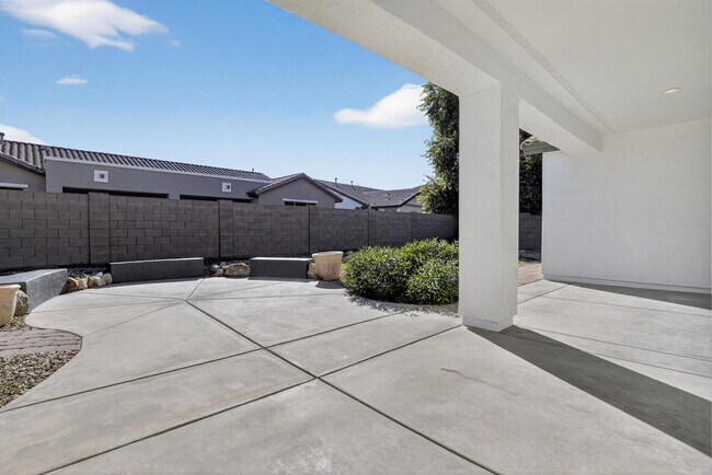 Building Photo - 18711 E Raven Dr