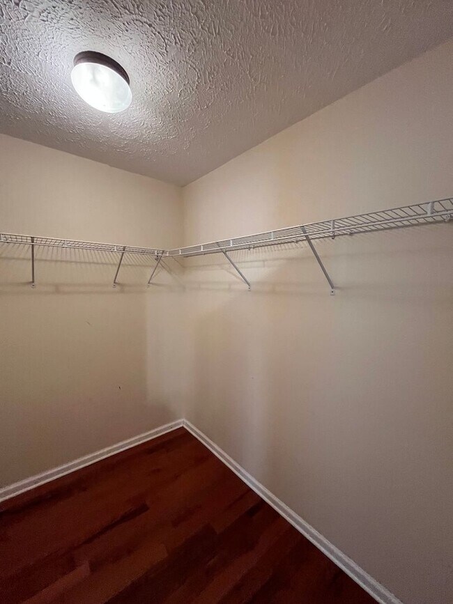 Building Photo - 2 Bedroom/ 2.5 Bath Townhome with 1 Car Garage, Laminate Floors, Minutes to Bellevue and Nashvill...