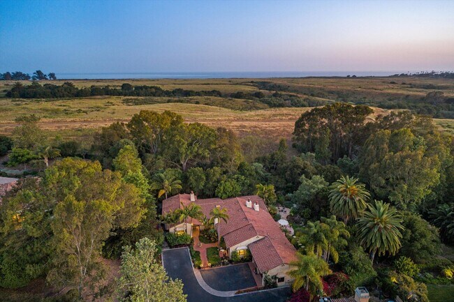 Building Photo - 4865 Vieja Dr