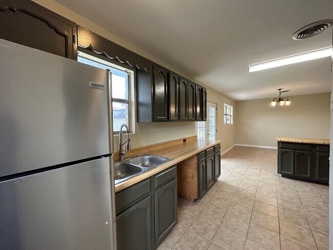 Building Photo - 1006 Laurel Dr