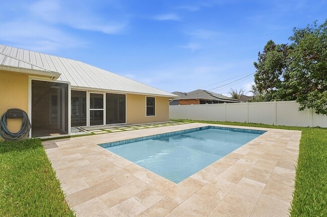 Building Photo - 1280 SW Kalevala Dr