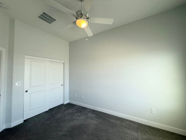 Building Photo - 3/BD 2.5/BA Sleek Townhome with High Ceili...