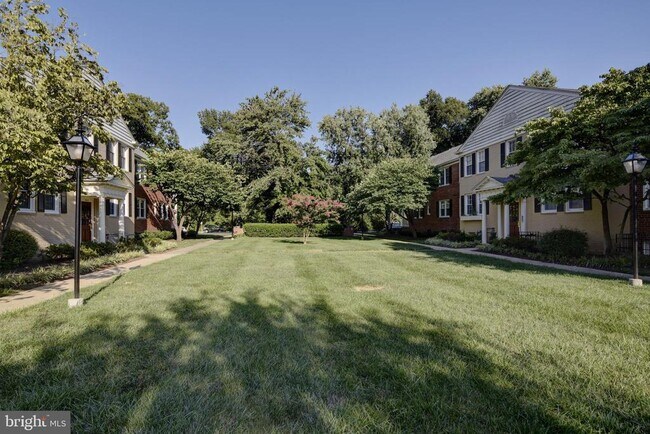 Building Photo - 6622 Boulevard View
