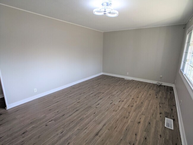 Building Photo - Spacious 3 bed 2 bath in Greenwood!