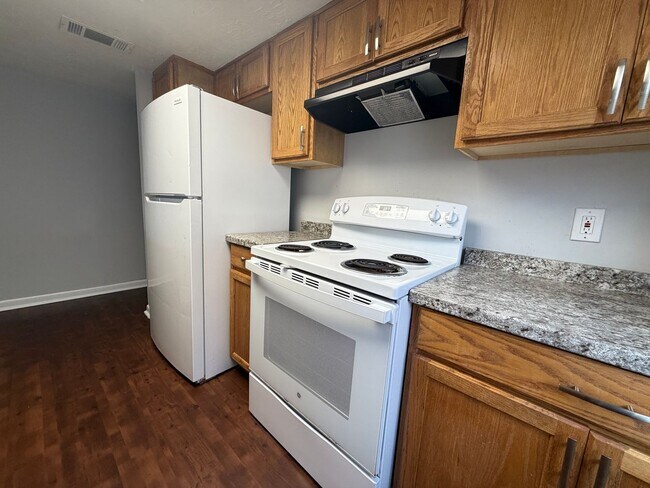 Building Photo - Spacious 3 Bedroom Townhome in Oak Park