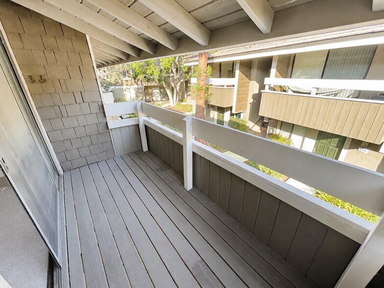 Building Photo - 160 Streamwood