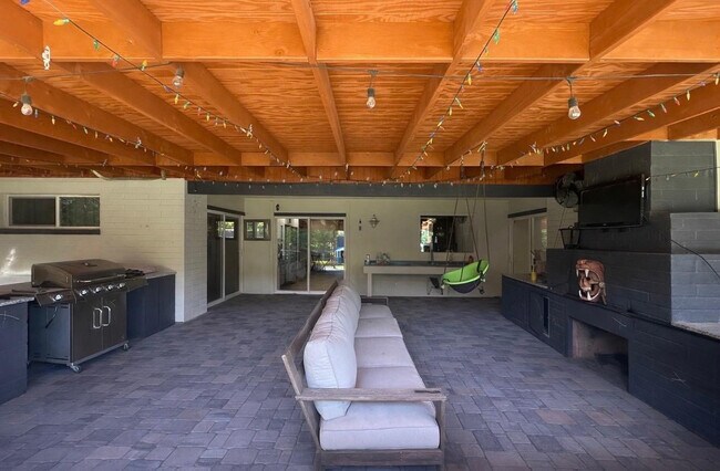 Building Photo - 1237 E Riviera Dr