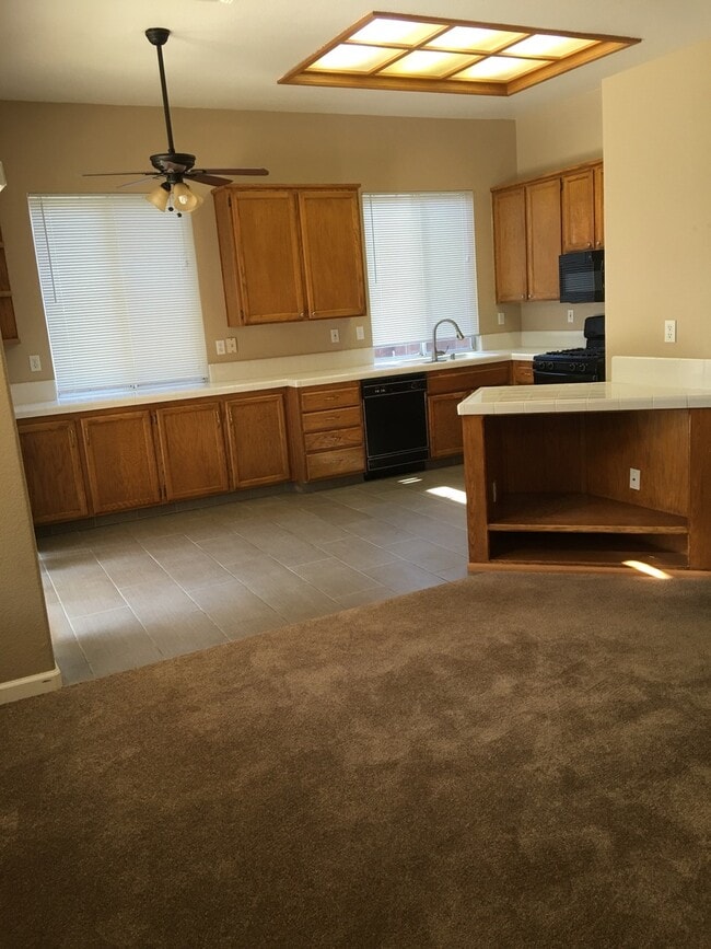 Building Photo - 4x2 Single Story in Great Location!