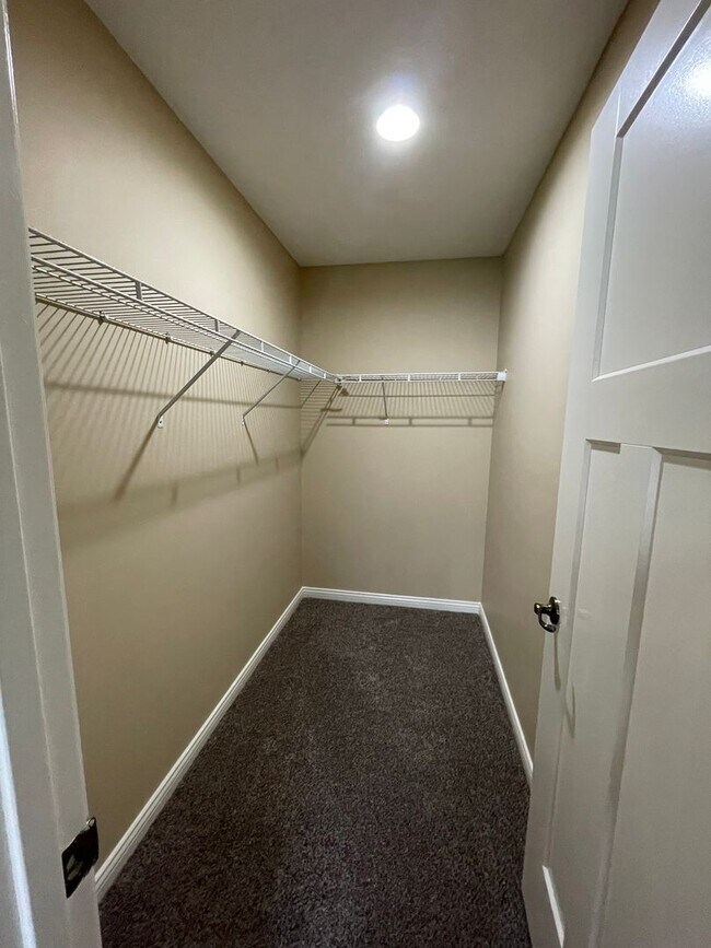 Building Photo - Single family home, with fenced in backyard!