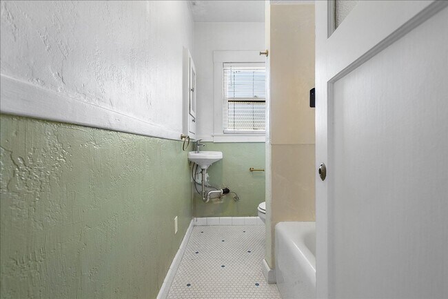 Building Photo - 5020 Shafter Ave