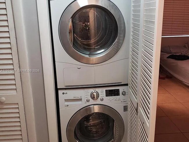 Building Photo - 1100 Salzedo St