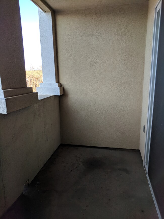 Balcony - 1883 Agnew Rd