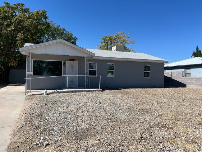 Primary Photo - Charming three bedroom house