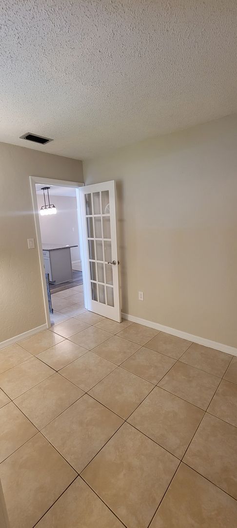 Building Photo - Charming 3/3 Condo