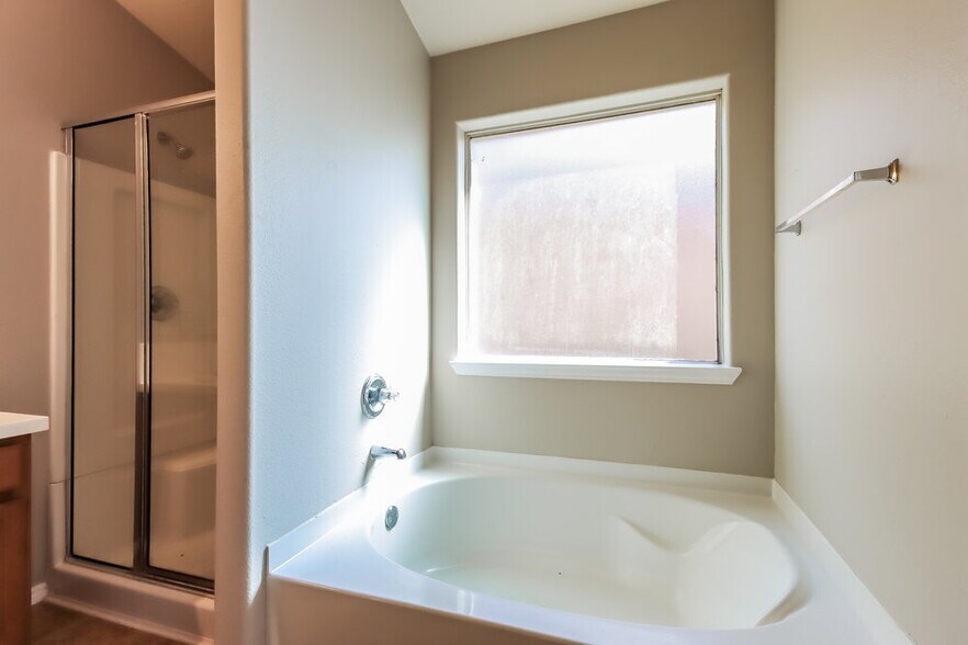 Building Photo - 214 Kestrel Ln