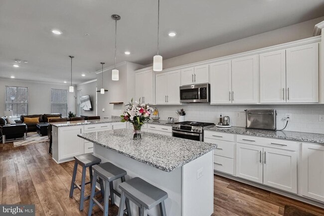 Building Photo - 865 Weald Way