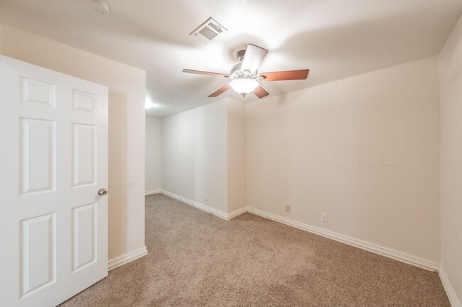 Building Photo - Spacious 5 Bedroom Home with Walk-Out Base...