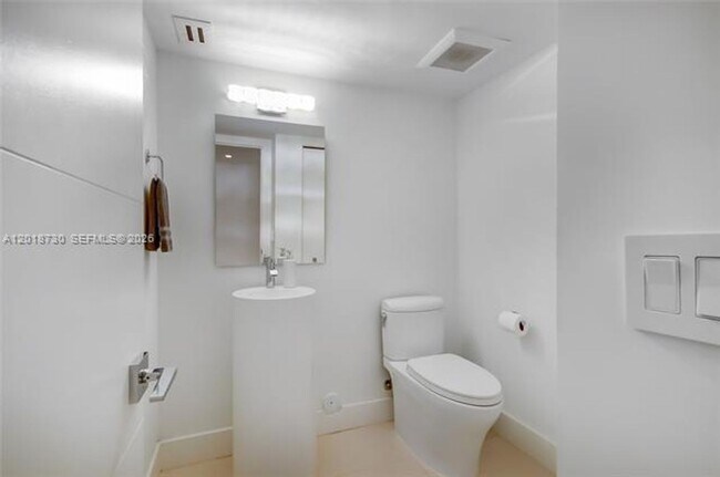 Building Photo - 16175 Golf Club Rd
