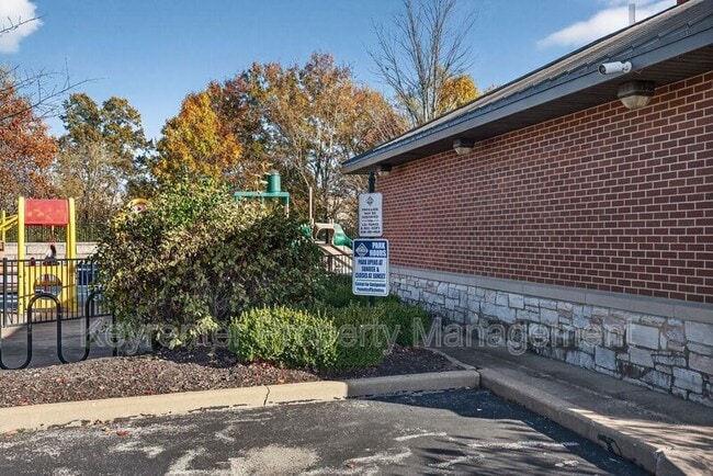 Building Photo - 1111 Ridgeway Dr