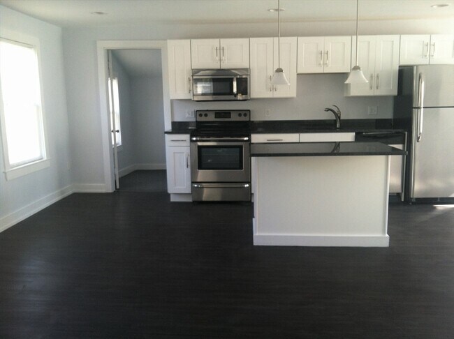 Building Photo - 158 Main St