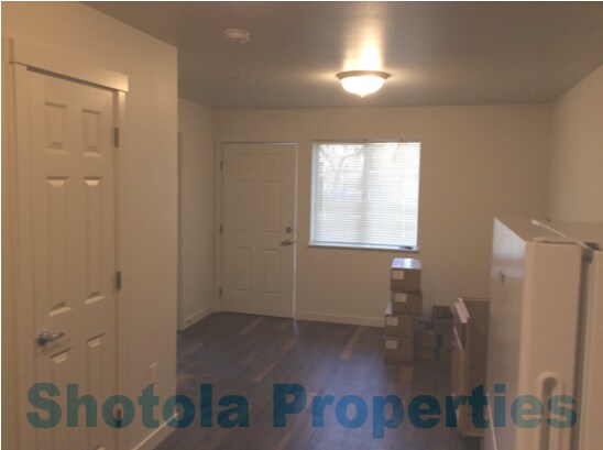 Building Photo - 909 W 4th Ave