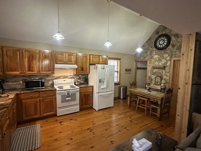 Building Photo - 155 April Ln