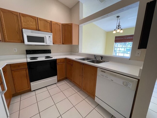 Building Photo - ANNUAL RENTAL - 2ND FLOOR LAKE VIEW 2 BED ...