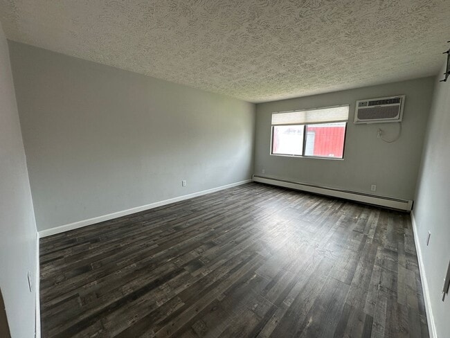 Building Photo - Spacious 2 Bedroom, 1 Bathroom On The West...