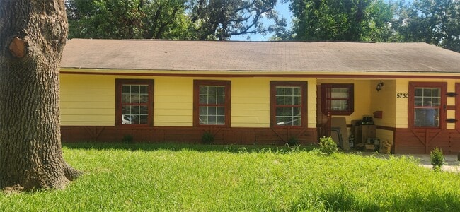 Primary Photo - 5730 Pershing St