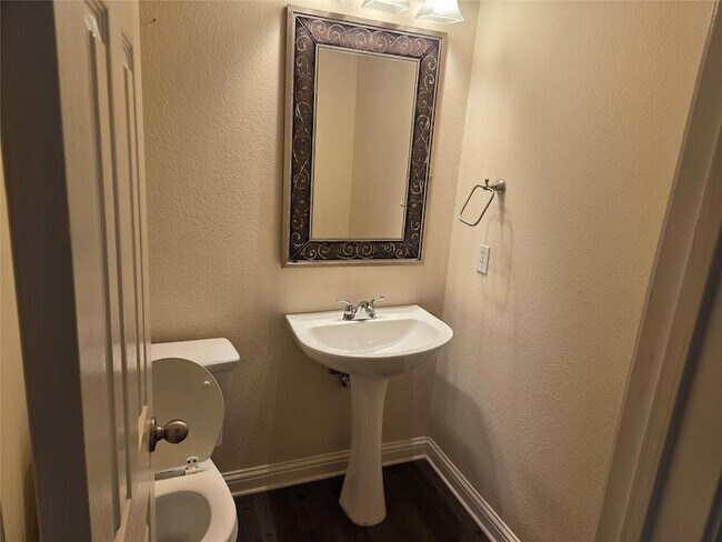 Building Photo - 607 Meadow View Dr