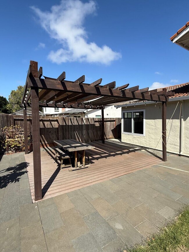Building Photo - 32625 Lake Mead Dr