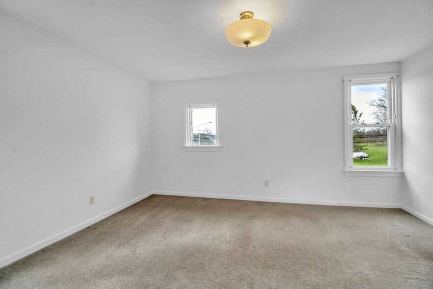 Building Photo - 5849 Broadway, 8