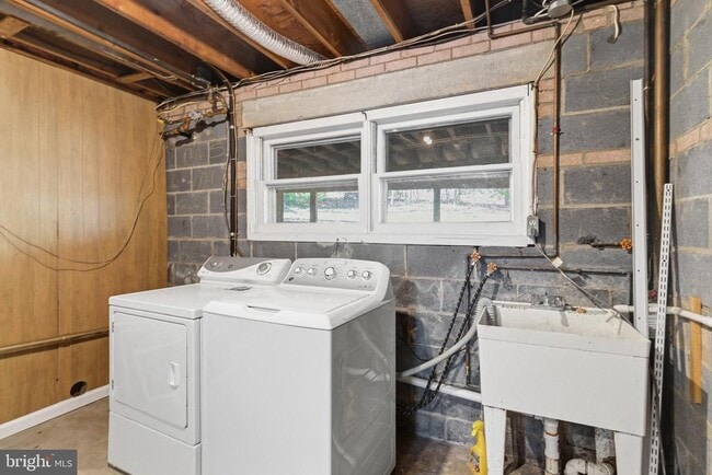 Building Photo - 9116 Hamilton Dr