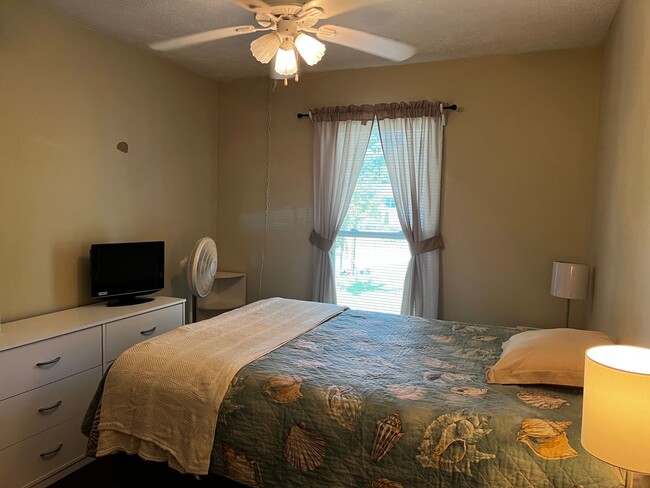 Building Photo - Furnished 2 Bedroom in Riverbend