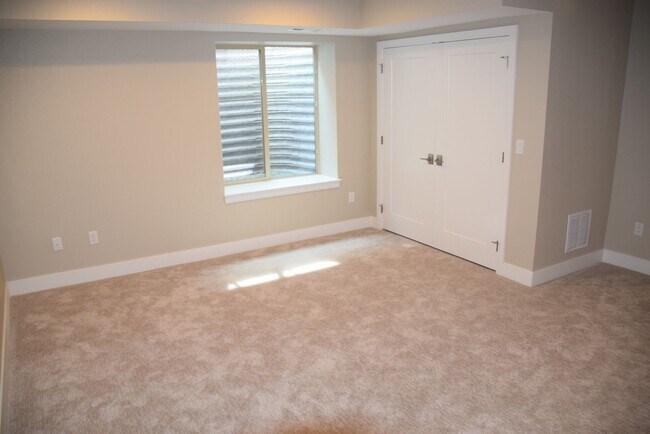 Building Photo - 3 bedroom / 3.5 bath Townhome + 2 Large Flex Spaces & Spacious Roof Top Deck!