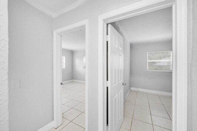 Building Photo - 626 SW 14th Ave