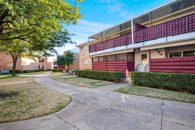 Building Photo - 6037 Sandhurst Ln