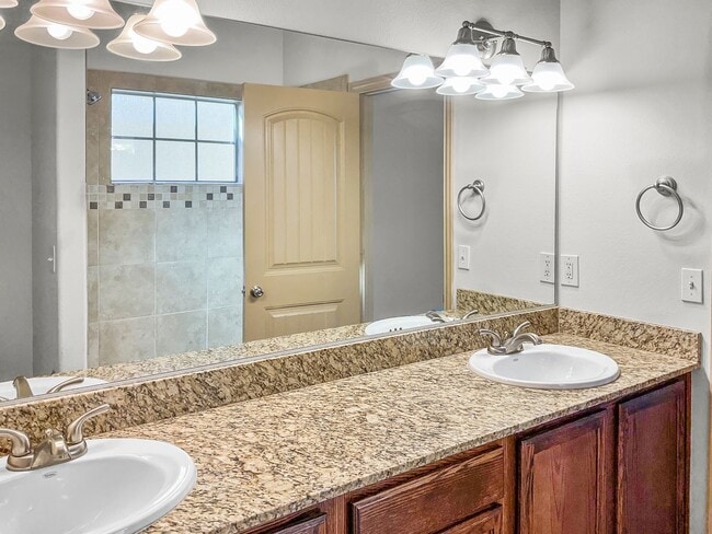 Building Photo - Move-In Ready Townhome Near I-30 & Arlington Entertainment!