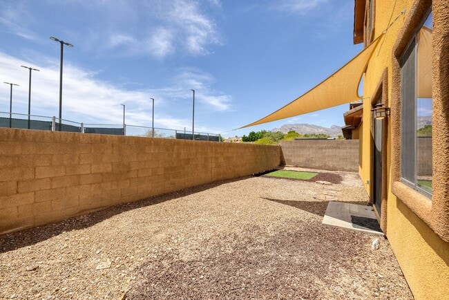 Building Photo - GATED NW HOME - 4 BEDROOMS W/ 1 BED AND BA...